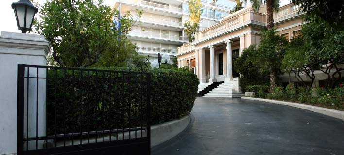 Βρήκαν πόκεμον στο γραφείο του Τσίπρα! ΔΕΙΤΕ ΦΩΤΟΓΡΑΦΙΑ