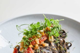 Μαύρες ταλιατέλες με ψητές σουπιές