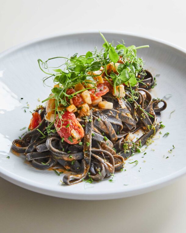 Μαύρες ταλιατέλες με ψητές σουπιές