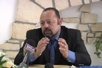 Ο πάτος, γυαλίζει αντικατοπτρίζοντας πολλές φιγούρες που τον κοιτάζουν αγωνιώντας για την ...ομορφιά τους