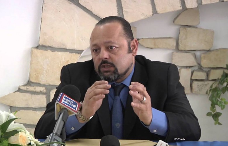 Ο πάτος, γυαλίζει αντικατοπτρίζοντας πολλές φιγούρες που τον κοιτάζουν αγωνιώντας για την ...ομορφιά τους