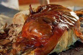 Ηλεία: Πρωτομαγιάτικο έθιμο με γουρουνοπούλες – Πήραν φωτιά οι σούβλες στην Αγία Τριάδα