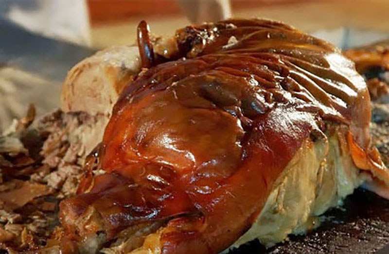 Ηλεία: Πρωτομαγιάτικο έθιμο με γουρουνοπούλες – Πήραν φωτιά οι σούβλες στην Αγία Τριάδα