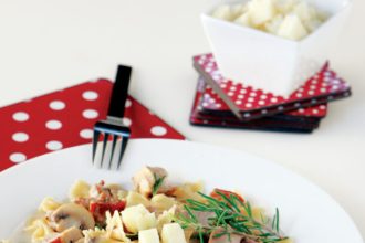 Με το υπόλοιπο ψητό κρέας φτιάχνουμε πλούσια σάλτσα για φαρφάλες