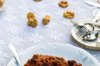 Μελιτζάνες κοκκινιστές με τραχανά