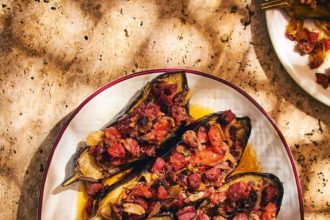 Μελιτζάνες μεσογειακές με λουκάνικα και γιαούρτι