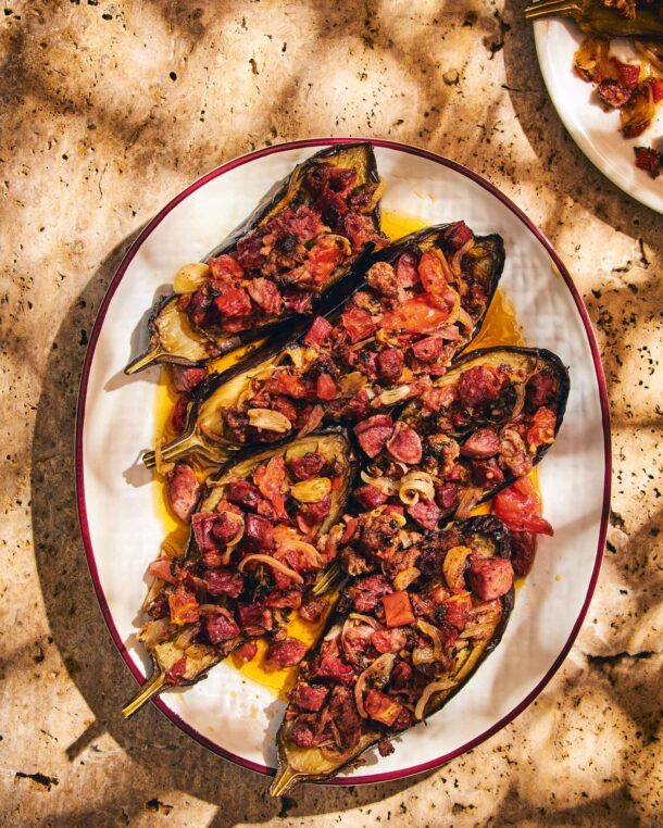 Μελιτζάνες μεσογειακές με λουκάνικα και γιαούρτι