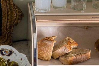 Μελιτζάνες πανέ στο τηγάνι με σκορδάτη σάλτσα ντομάτας