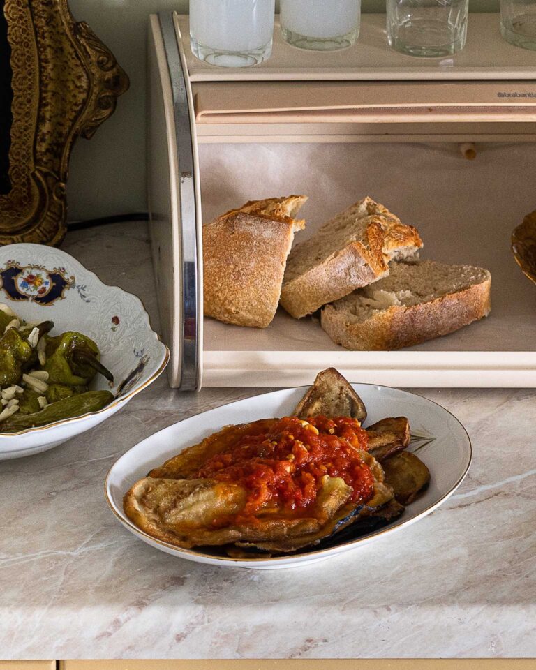 Μελιτζάνες πανέ στο τηγάνι με σκορδάτη σάλτσα ντομάτας