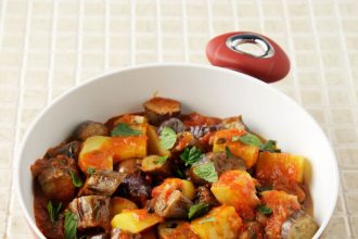 Πατάτες γιαχνί με μελιτζάνες σκορδάτες