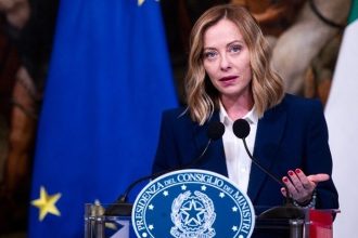 Μελόνι: Στην κυβέρνησή μας, το πρωί τσακωνόμαστε και το βράδυ πίνουμε μαζί κρασί