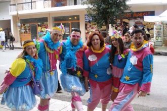 Στο Καρναβάλι της Πάτρας, συντελεστές του "Μένουμε Ελλάδα"