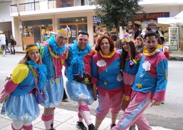 Στο Καρναβάλι της Πάτρας, συντελεστές του "Μένουμε Ελλάδα"