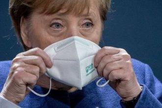 Η Μέρκελ έκανε την πρώτη δόση με AstraZeneca, όχι όμως και τη δεύτερη...