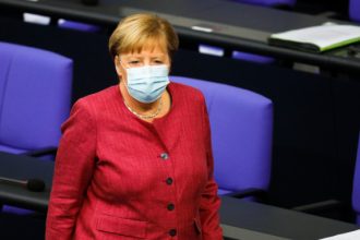 Ο Zαν Κλοντ Γιουνκέρ «μαρτυρά» γιατί έτρεμε η Άνγκελα Μέρκελ!