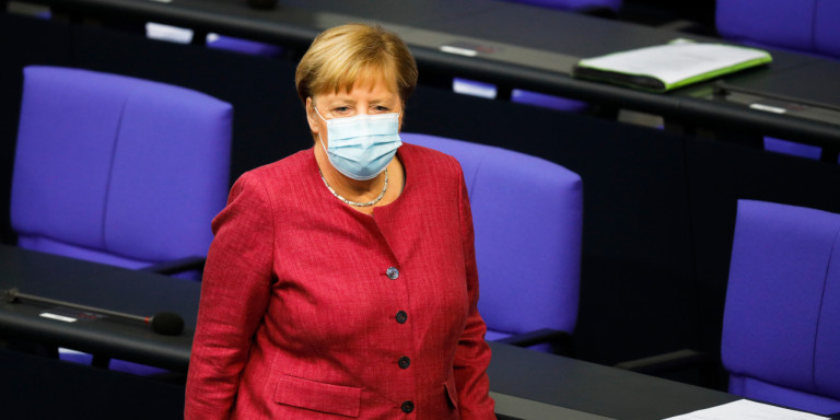 Ο Zαν Κλοντ Γιουνκέρ «μαρτυρά» γιατί έτρεμε η Άνγκελα Μέρκελ!