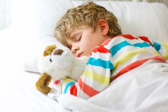 Οι βασικοί λόγοι που τα παιδιά πρέπει να κοιμούνται από τις 9 το βράδυ