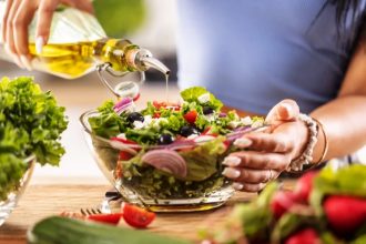 Η διατροφή που μπορεί να αυξήσει σημαντικά τη διάρκεια ζωής μιας γυναίκας, σύμφωνα με μελέτη