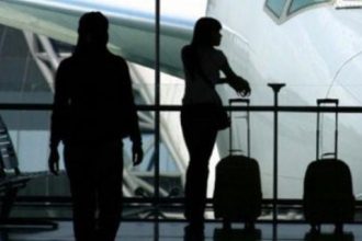 Γιατί ρίχνουν μαύρη πέτρα πίσω τους...