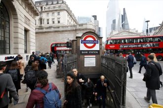 Τί κάνουν οι Λονδρέζοι στο μετρό... για να μην κολλήσουν κορονοϊό!