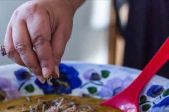 Μεζές με λουκάνικα και μπουκιές ψωμιού