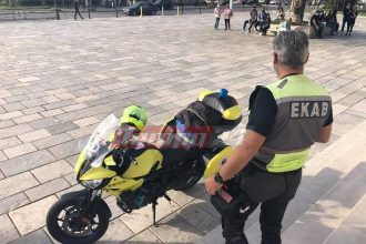 Κορονοϊός - Πάτρα: Στον Άγιο Ανδρέα για ένα κεράκι από τον διασώστη δικυκλιστή του ΕΚΑΒ- ΦΩΤΟ