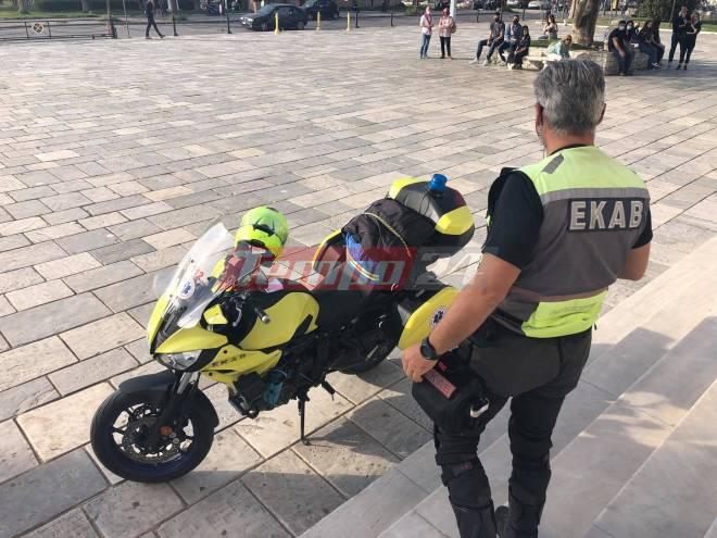 Κορονοϊός - Πάτρα: Στον Άγιο Ανδρέα για ένα κεράκι από τον διασώστη δικυκλιστή του ΕΚΑΒ- ΦΩΤΟ