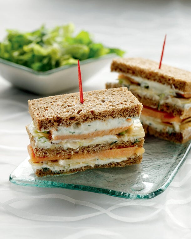 Ατομικά σάντουιτς με καπνιστή πέστροφα, φρέσκα μανιτάρια και σχοινόπρασο