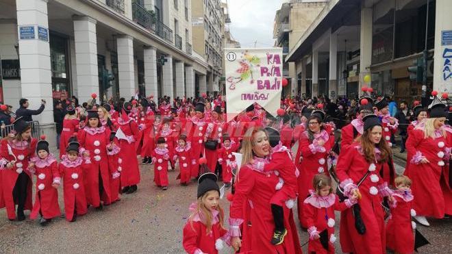 Οι μπόμπιρες του Καρναβαλιού δεν έκαναν πίσω ούτε με τη βροχή! Μόνο 5 γκρουπ ακύρωσαν τη συμμετοχή τους λόγω καιρού