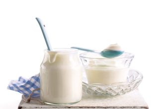 Μάσκα ματιών με γιαούρτι ενάντια στους μαύρους κύκλους