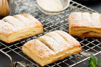 Συνταγή για νηστίσιμη μηλόπιτα με χαλβά και καρύδια