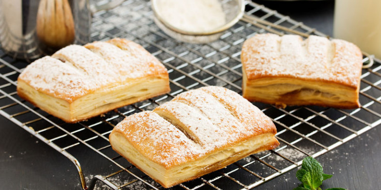 Συνταγή για νηστίσιμη μηλόπιτα με χαλβά και καρύδια