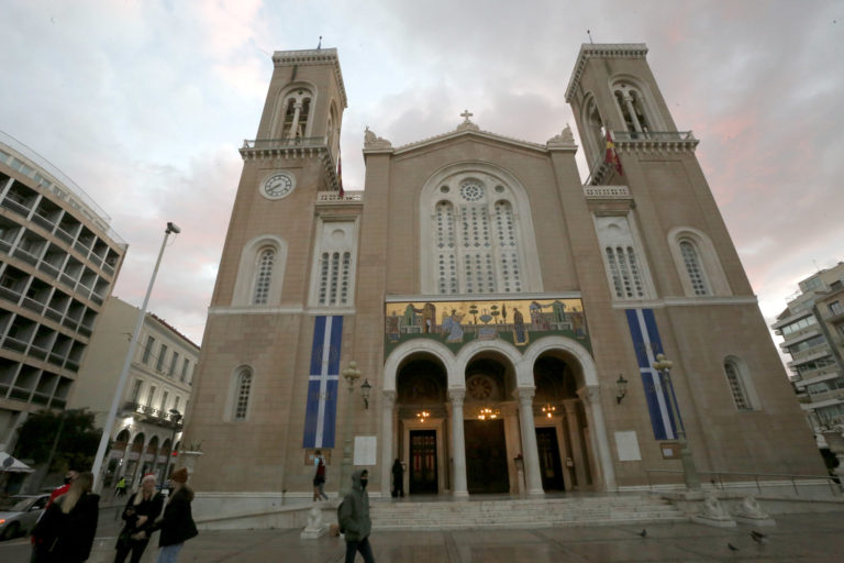 Live από τη Μητρόπολη Αθηνών η Αρχιερατική Θεία Λειτουργία των Χριστουγέννων