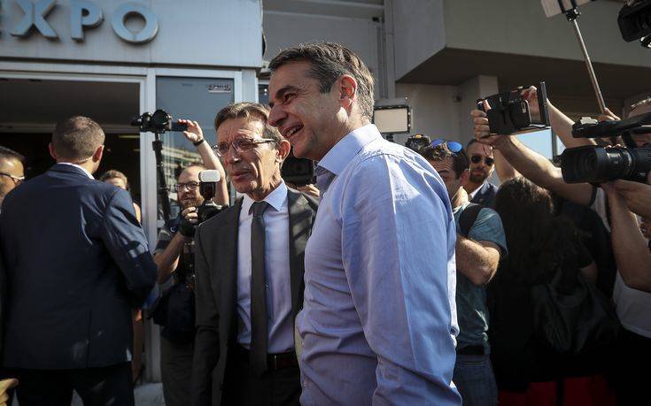 «Κοιτάζω το ίδιο καλά και αριστερά και δεξιά» - Η ατάκα Μητσοτάκη στους φωτορεπόρτερς