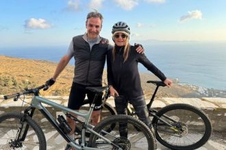 Κυρ. Μητσοτάκης: Βόλτα με ποδήλατο μετά το πασχαλινό τραπέζι