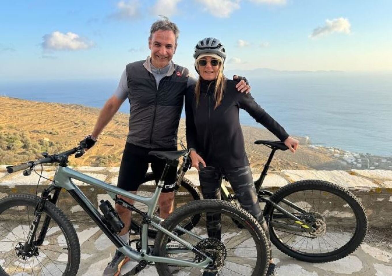 Κυρ. Μητσοτάκης: Βόλτα με ποδήλατο μετά το πασχαλινό τραπέζι