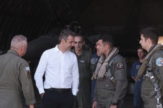 Στο αεροπλανοφόρο Αϊζενχάουερ ο Κυριάκος Μητσοτάκης