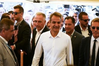 ΔΕΘ: Το φιλί του Κυριάκου Μητσοτάκη στον 10 μηνών Στέλιο και η φανέλα με το όνομά του