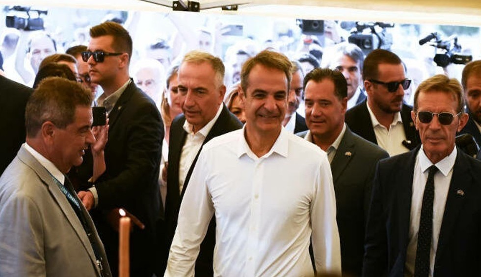 ΔΕΘ: Το φιλί του Κυριάκου Μητσοτάκη στον 10 μηνών Στέλιο και η φανέλα με το όνομά του