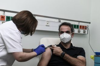 Τη δεύτερη δόση του εμβολίου έκανε ο Κυριάκος Μητσοτάκης