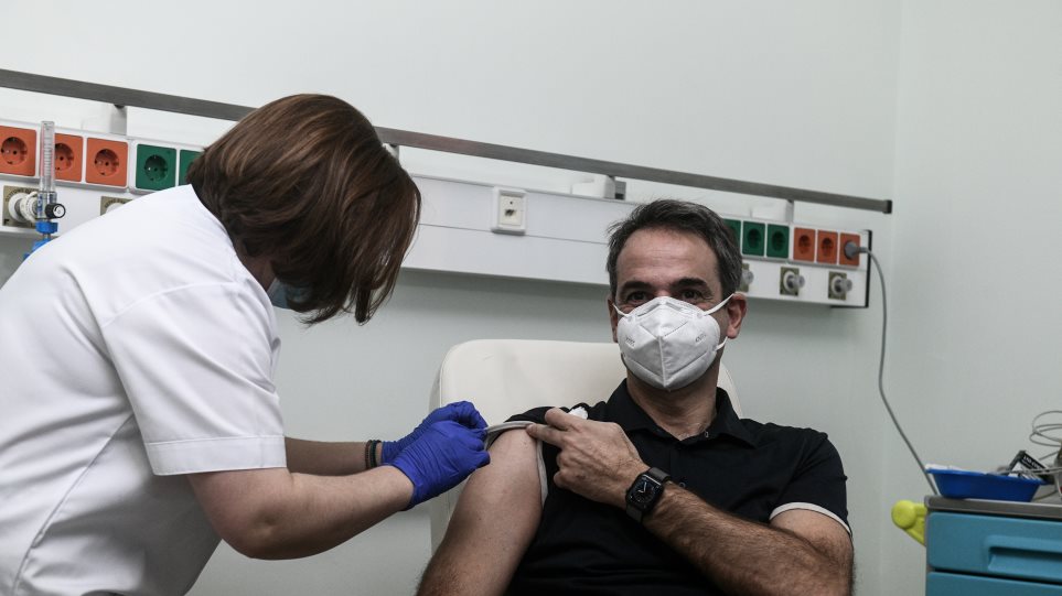 Τη δεύτερη δόση του εμβολίου έκανε ο Κυριάκος Μητσοτάκης