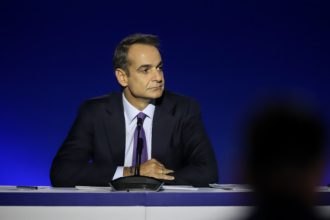Μητσοτάκης: Αν πρέπει να εμβολιαστώ πρώτος εγώ και η οικογένειά μου για να δείξουμε το παράδειγμα θα το κάνω