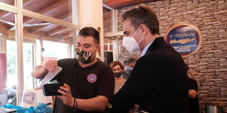 Μητσοτάκης: Μοίρασε φαγητό σε ανθρώπους που έχουν ανάγκη