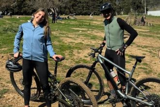 Ο Κυριάκος Μητσοτάκης μαζί με την κόρη του, Δάφνη, σε ποδηλατάδα την Καθαρά Δευτέρα