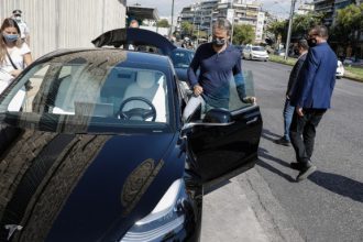 Μητσοτάκης: Mε caual εμφάνιση και tesla που οδηγούσε ο ίδιος!