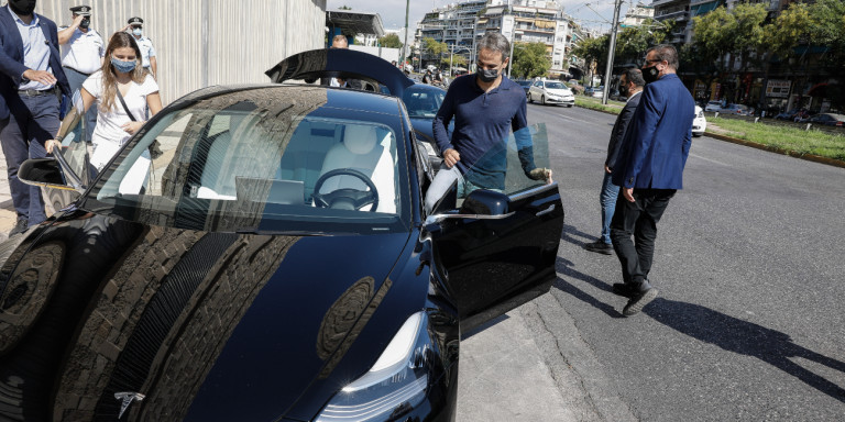 Μητσοτάκης: Mε caual εμφάνιση και tesla που οδηγούσε ο ίδιος!