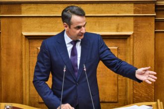 Τα περαστικά Μητσοτάκη σε Κουτσούμπα: «Για πρώτη φορά όλη η αίθουσα χειροκρότησε, αλλά αυτοί είστε»