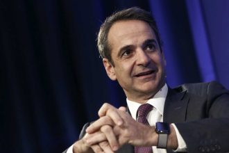 Κυριάκος Μητσοτάκης: Πειράγματα στον Χαράλαμπο Αθανασίου για το ανοιχτό μικρόφωνο στη βουλή