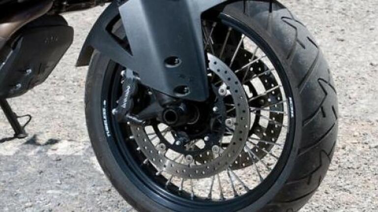 "Σήκωσε" σταθμευμένη μηχανή από την Πατρών Πύργου αλλά τον έπιασαν!