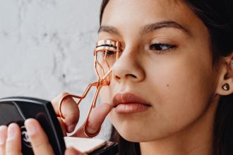 Το μεγαλύτερο λάθος που κάνεις με το ψαλιδάκι βλεφαρίδων